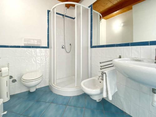 een badkamer met een wastafel, een toilet en een douche bij Grand Bleu Magarà in Cefalù