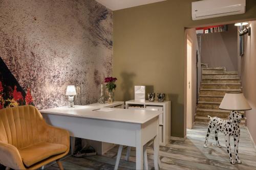 una cucina con lavandino, sedia e scale di Fileas Art Hotel a Chania
