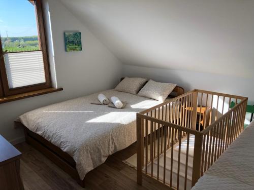 sypialnia z łóżkiem i oknem w obiekcie Noclegi DobraNocka w mieście Sąpów