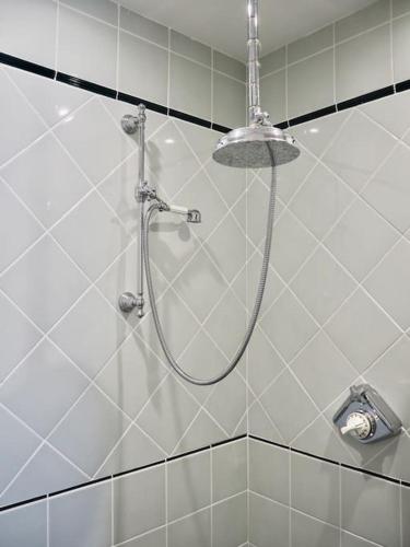 une douche avec pommeau de douche dans une salle de bain dans l'établissement Manoir au coeur du triangle d or au Touquet, à Le Touquet-Paris-Plage