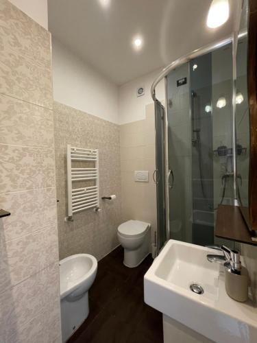 y baño con aseo, lavabo y ducha. en Santa Bibiana, en Roma