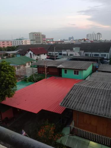 a group of houses with red roofs and buildings at Scpอพาร์ทเม้นท์ in Pak Kret