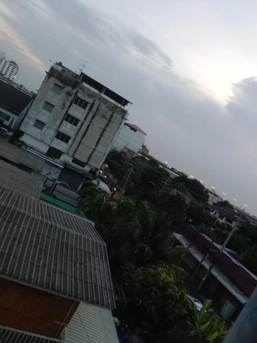 a view of a city with buildings and trees at Scpอพาร์ทเม้นท์ in Pak Kret