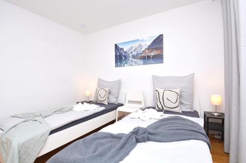 2 Betten in einem Zimmer mit weißen Wänden in der Unterkunft ROH02-RI Apartment in Rohr 