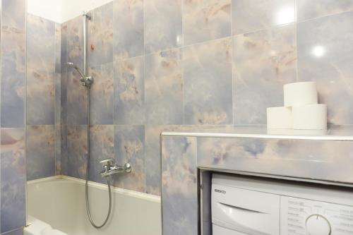 łazienka z prysznicem, toaletą i ręcznikami w obiekcie Casa Marilla w Weronie
