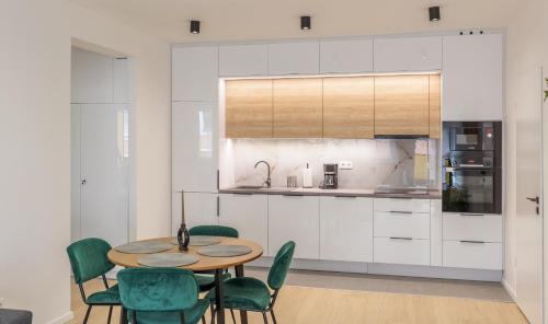 Una cocina o zona de cocina en Gems of Budapest - Emerald Suite