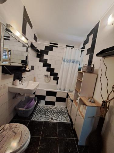 baño con suelo de cebra y aseo en Apartment SEA VIEW, en Jelsa