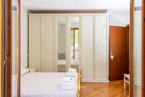a bedroom with a bed and a mirror at Casa Aria in Riva di Solto