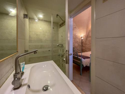 uma casa de banho com um lavatório e um chuveiro em Dar al Majus em Belém