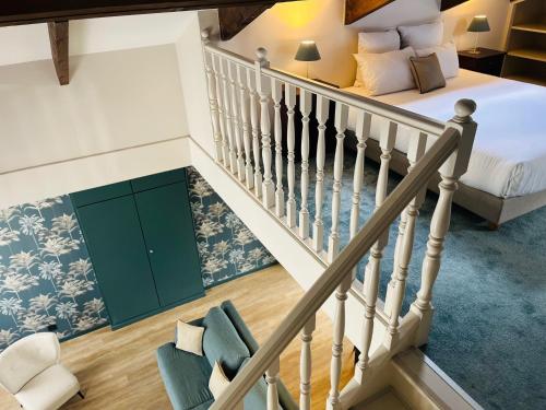 Ένα ή περισσότερα κρεβάτια σε δωμάτιο στο Hotel Le Cardinal Rueil Centre