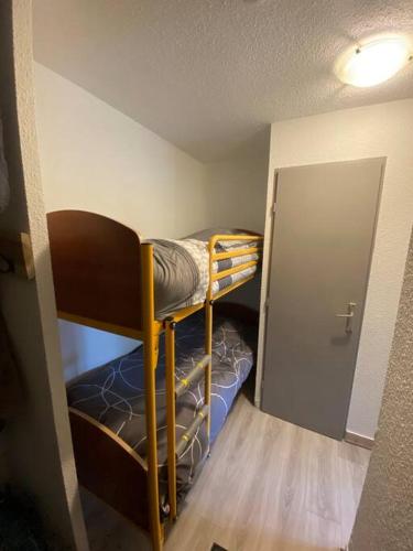 een kamer met een stapelbed in een kamer bij Cabourg - Appartement - 4 pers - 1 ch - Piscine in Cabourg