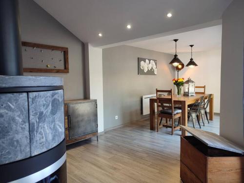 un salon avec une table et une salle à manger dans l'établissement La Salixienne maison 6/7 pers, à Saulcy-sur-Meurthe