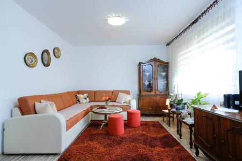 een woonkamer met een bank en een tafel bij The Cosmic Gate 3 in Biskupići