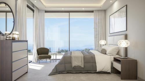 - une chambre avec un lit et une grande fenêtre dans l'établissement Luxury Villa in perfect location with sea views, à Castillo de Sabinillas