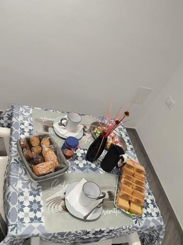 una mesa con una bandeja de comida encima en B&B Vicolo50 Salerno, en Salerno