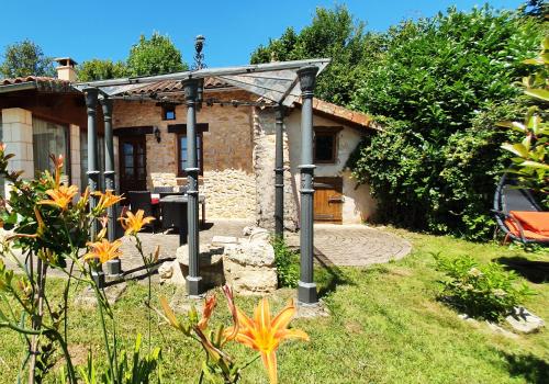 une maison avec un jardin devant dans l'établissement Villa 'Amoureux' dans le Paradis des Gourmands, de paix et de quiétude - inclus Soirée Dégustation Vin & Viande, à Saint-Jean-de-Côle