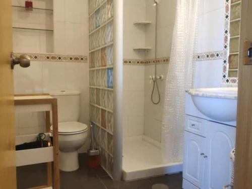 Koupelna v ubytování Casa Nena Apartamento en Conil a 150m de la playa con vistas al mar
