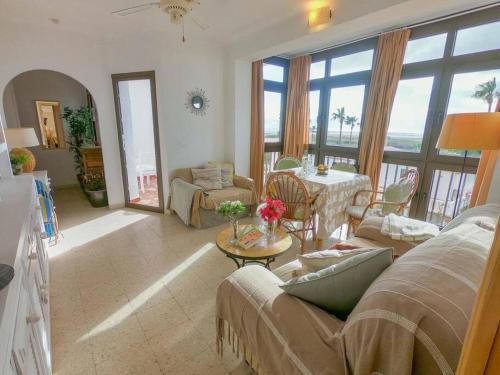 Posezení v ubytování Casa Nena Apartamento en Conil a 150m de la playa con vistas al mar