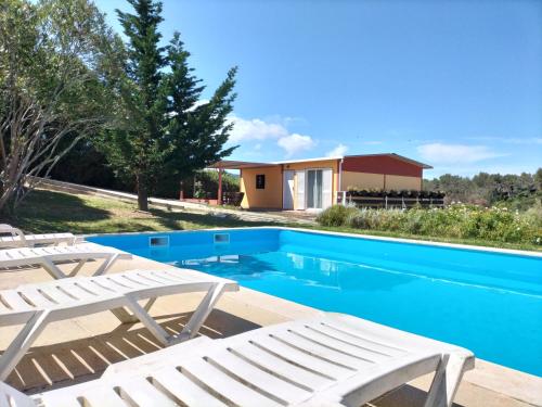 una piscina con tumbonas y una casa en 2 bedroom Sintra Zen en Sintra