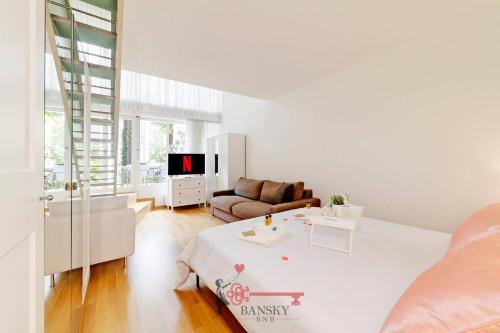 ein Schlafzimmer mit einem Bett und ein Wohnzimmer mit einem Sofa in der Unterkunft Lugano Center - Apartment for 6 PEOPLE with TERRACE in Lugano