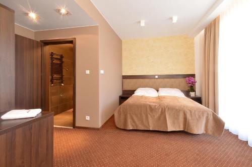 a bedroom with a bed and a walk in shower at Villa Amelia in Niechorze