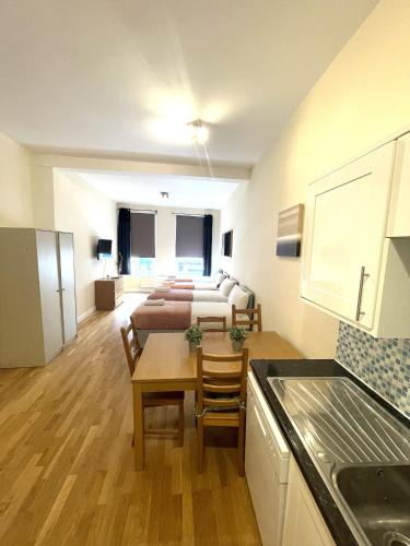 eine Küche und ein Wohnzimmer mit einem Bett in einem Zimmer in der Unterkunft Camden Budget Suites - Next to Station and Camden Market in London