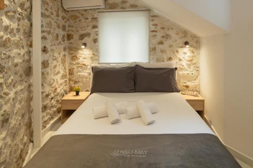 A bed or beds in a room at Anassa 2 City Center Apartment