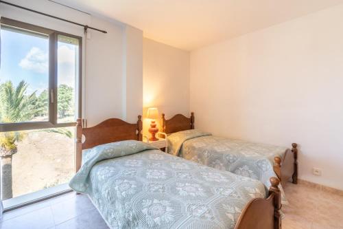 - 2 lits dans une chambre avec fenêtre dans l'établissement Veramar 3C, à Estepona