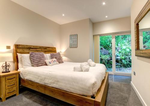達特茅斯的住宿－Gullsway Lower，一间卧室设有一张大床和一个窗户。