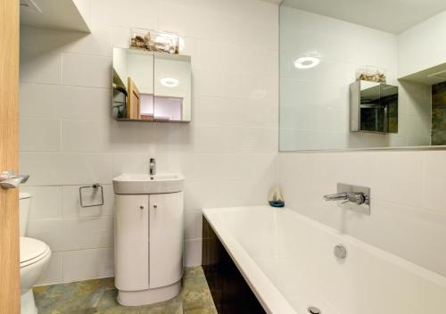 達特茅斯的住宿－Gullsway Lower，白色的浴室设有水槽和卫生间。