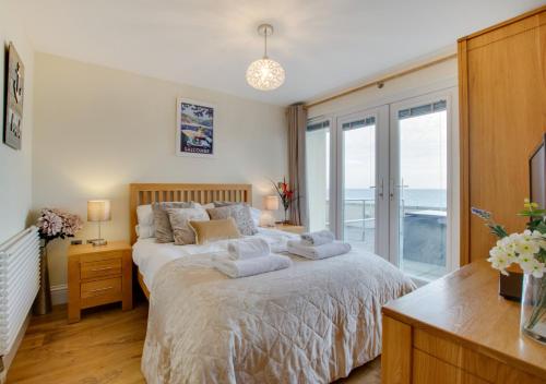 um quarto com uma cama e vista para o oceano em 2 At The Beach em Torcross