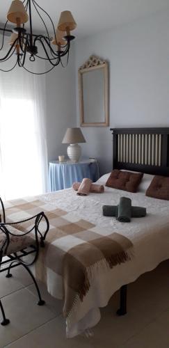 ein Schlafzimmer mit einem großen Bett und einem Stuhl in der Unterkunft BONITAS VISTAS in Peñíscola