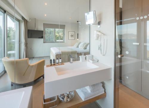 Ένα μπάνιο στο Villa Melia