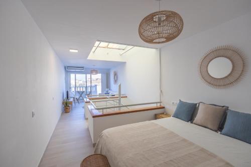 1 dormitorio con 1 cama grande y balcón en Sea Views Private Terrace 2BR House near the Beach, en Telde
