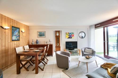 un salon avec une table et une salle à manger dans l'établissement La Dune *30m de la mer*parking privé*, à Ploemeur
