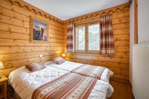 a bedroom with a bed in a log cabin at Appartments in Tignes Ecrin des Neiges in Tignes