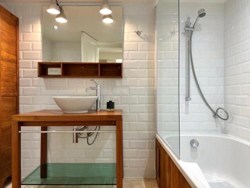 y baño con lavabo, bañera y ducha. en Villa Leopard Grimaud, en Grimaud