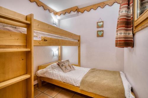 a small bedroom with a bunk bed in a room at Appartments in Tignes Ecrin des Neiges in Tignes