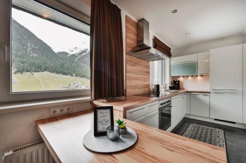 cocina con mesa y ventana grande en Chalet Sofie, en Ischgl