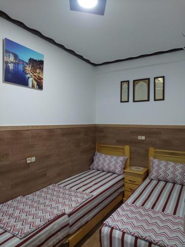 two twin beds in a room with at Apartamento con wifi in Nador