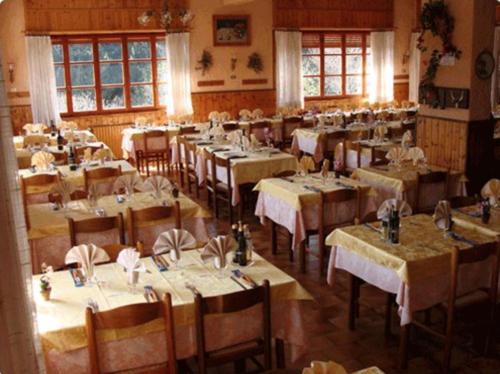 En restaurant eller et andet spisested på Albergo Ristorante Pineta