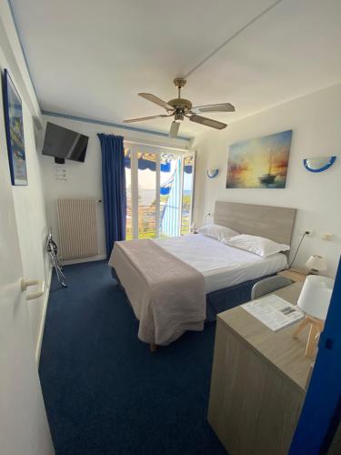 1 dormitorio con 1 cama y ventilador de techo en Hotel Cyrnea, en Bastia