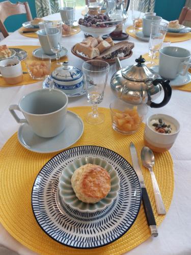 een tafel met een bord eten erop bij Domaine de Rateau in Bayas