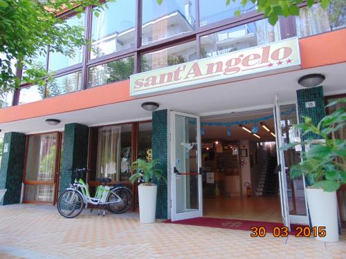 una tienda frente con una bicicleta estacionada fuera de ella en Hotel Sant'Angelo, en Riccione