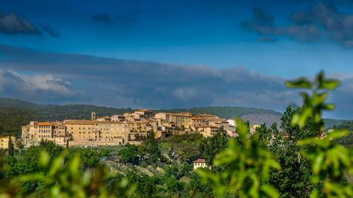 a town on top of a hill with a town at San Giovanni Terme Rapolano in Rapolano Terme