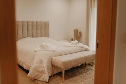 ein Schlafzimmer mit einem Bett mit zwei Handtüchern darauf in der Unterkunft Antas Villa Family in Esposende