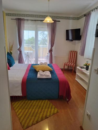 Letto o letti in una camera di Apartments and Rooms PUNTA
