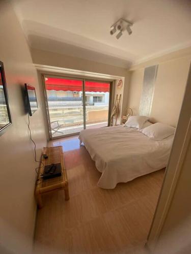 une chambre avec un grand lit et une fenêtre dans l'établissement Paca Properties - 17R - T3 Spacieux, à Cannes