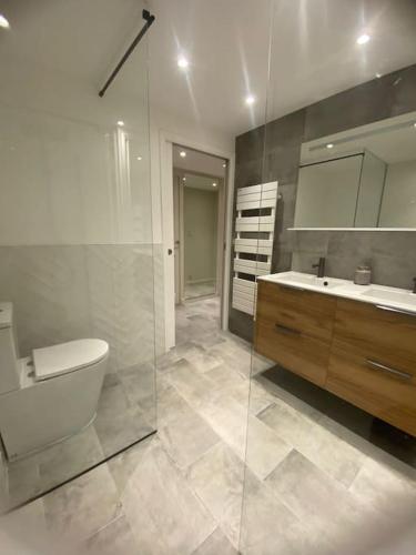 une salle de bain avec toilettes, lavabo et baignoire dans l'établissement Paca Properties - 17R - T3 Spacieux, à Cannes
