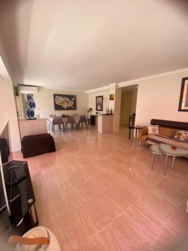 un grand salon avec un canapé et un piano dans l'établissement Paca Properties - 17R - T3 Spacieux, à Cannes